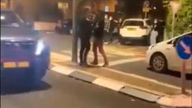 תיעוד מפגין ומאבטח שב"כ