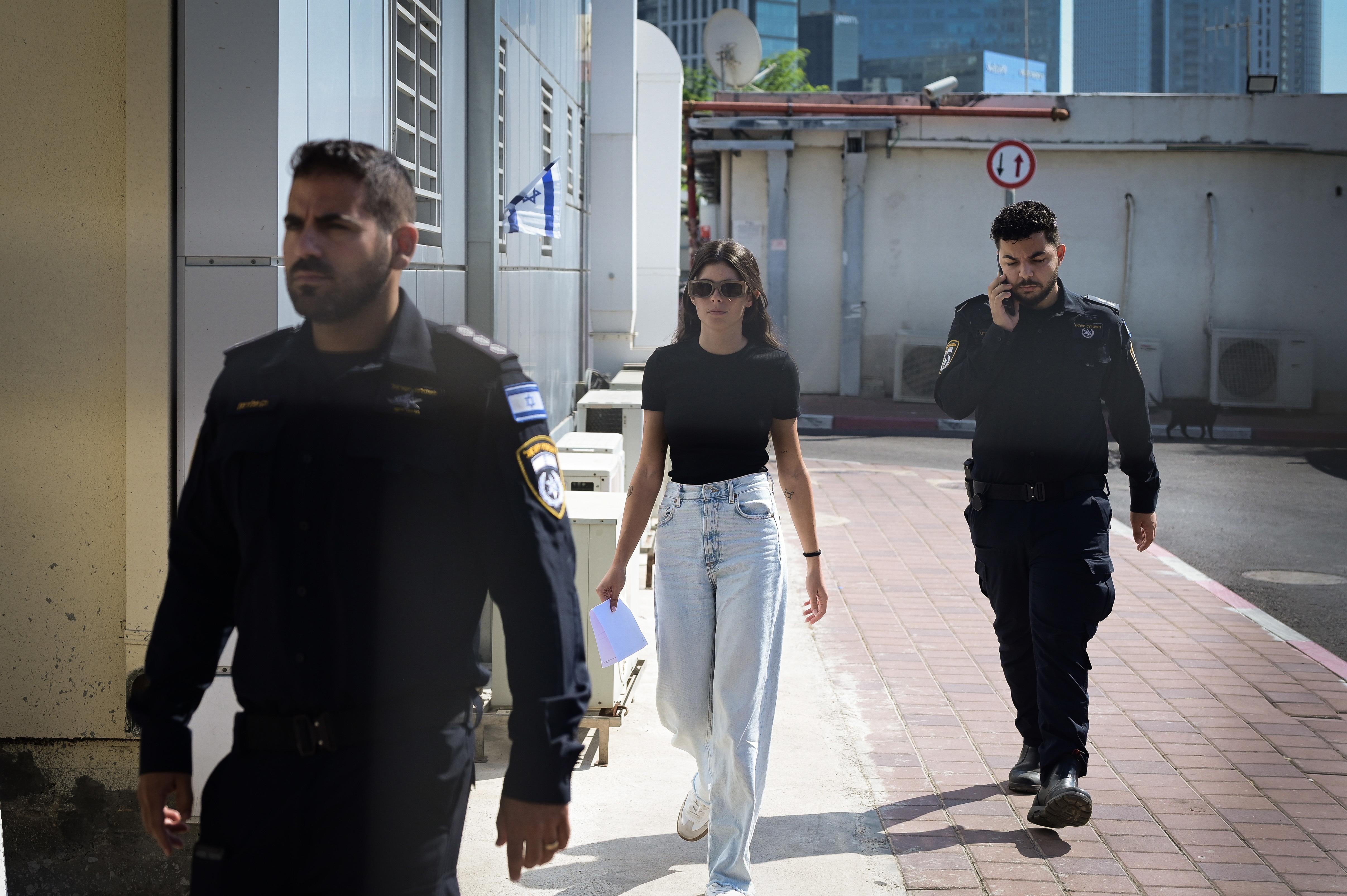 נועה גולדנברג, החשודה בזריקת חול לעבר השר בן גביר, לאחר חקירת המשטרה