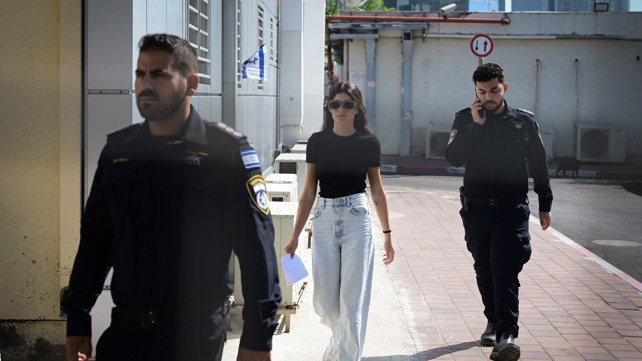 נועה גולדנברג, החשודה בזריקת חול לעבר השר בן גביר, לאחר חקירת המשטרה