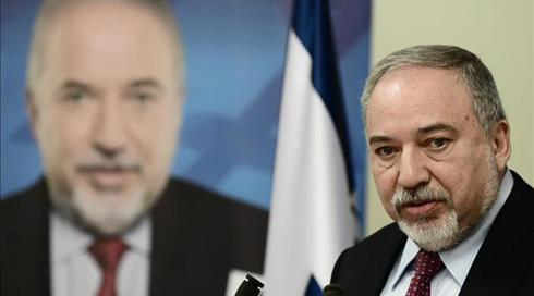 בסביבת ליברמן מעריכים: הסיכויים לפתרון המשבר אפסיים (1)