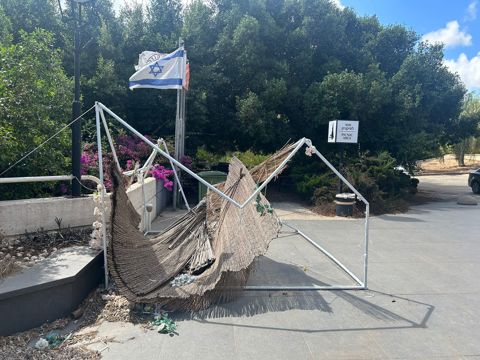 הקישוטים עדיין מפוזרים על הסכך, הסוכה שנשארה במושבה