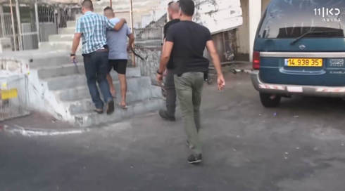 תיעוד בלעדי: אדם בעל עבר פסיכיאטרי שחזר תקיפה שלא ביצע