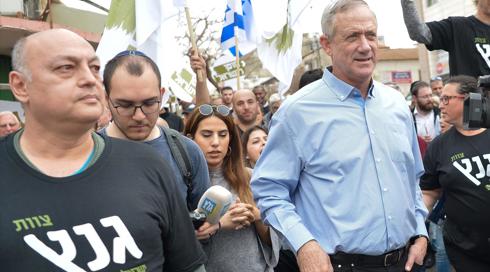 גנץ תוקף את נתניהו: "התרברבות מסכנת חיילים לצורכי קמפיין"