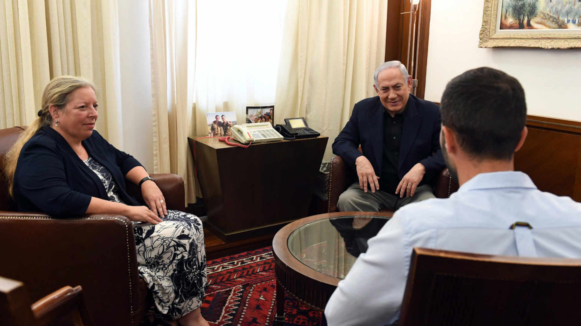 נתניהו עם המאבטח זיו והשגרירה שלאין