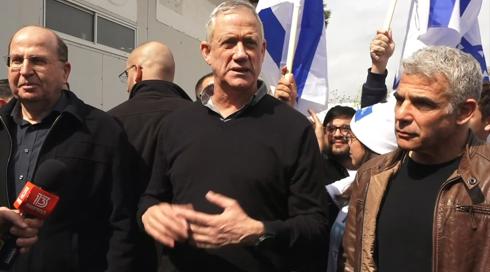 פרסום מצע כחול לבן מתעכב בשל חילוקי דעות בצמרת הרשימה