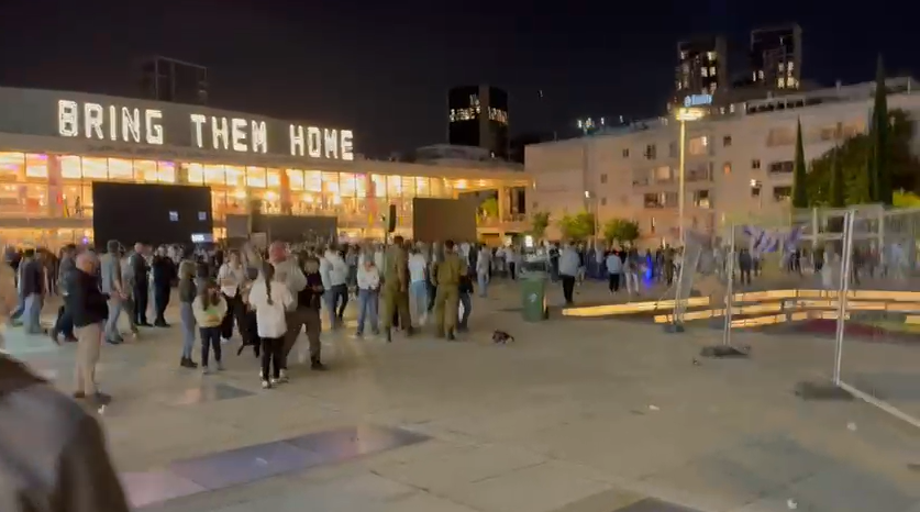 ההמון מחוץ לכיכר הבימה