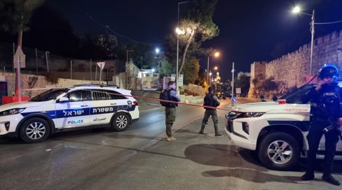 פיגוע ירי בתחנת משטרה בי-ם: שוטר נפצע קשה, המחבל נוטרל