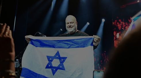 "מקווה שהוריי רואים אותי": יהודה פוליקר הופיע לראשונה בסלוניקי