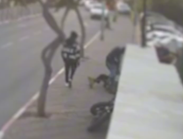 תיעוד מתקיפת עובד הניקיון בירושלים