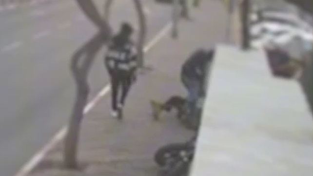 תיעוד מתקיפת עובד הניקיון בירושלים