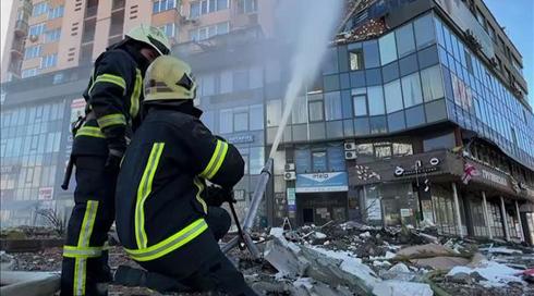 טילים, טנקים וחיילים ברחובות: הקרבות באוקראינה הגיעו לערים