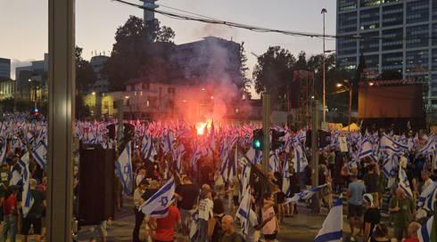 המונים מפגינים בקפלן: "השבוע הדרמטי מהכרזת העצמאות"