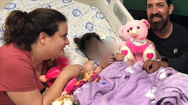 גברי ופרומי ויינברג עם בתם בבית החולים