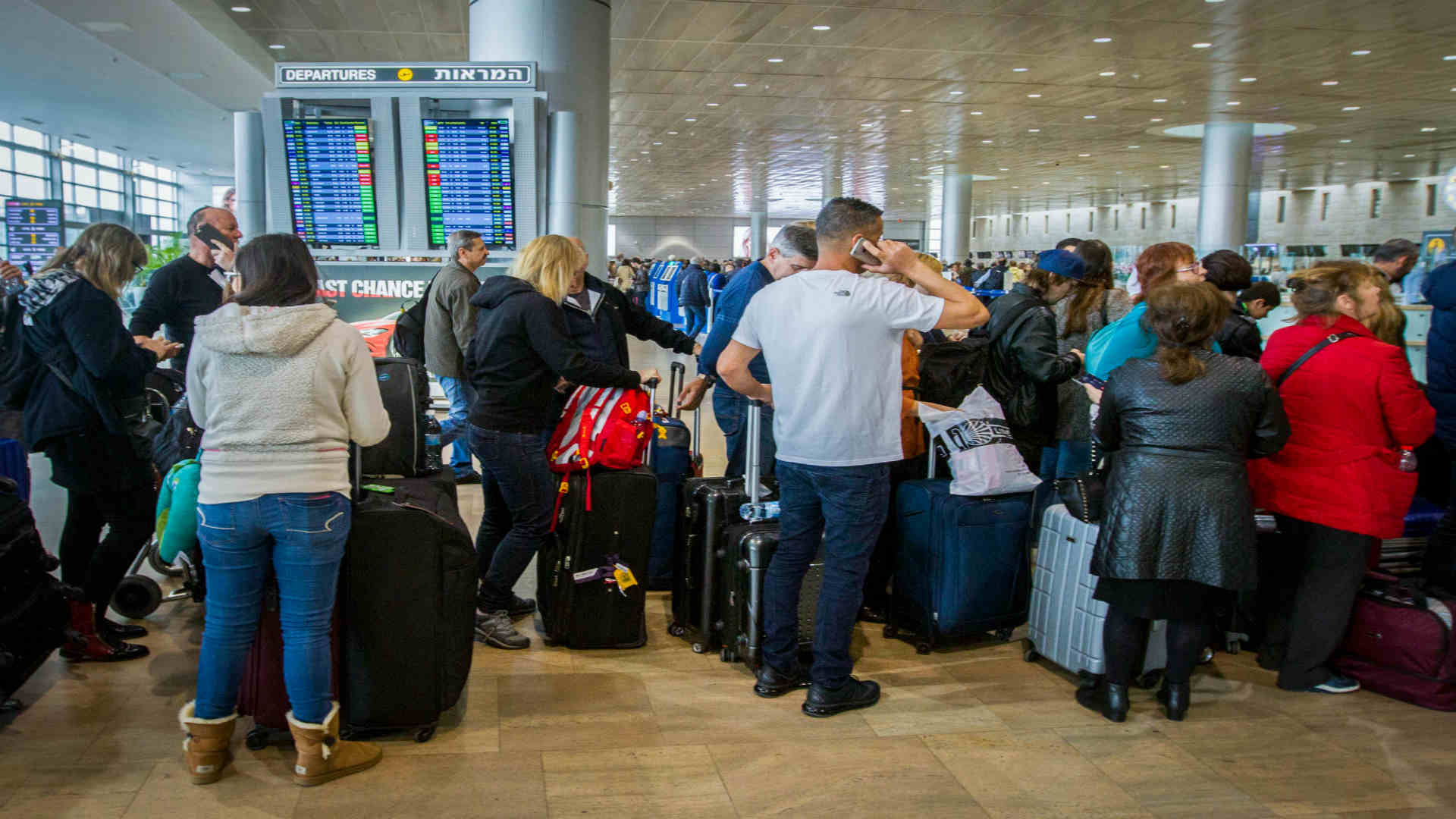 נוסעים ממתינים בנתב"ג