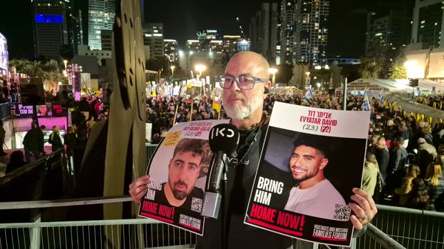 שי ונקרט, אביו של החטוף עומר ונקרט עם שלטי החטופים אביתר דוד וגיא גלבוע דלאל