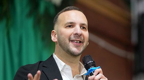 אחרי הסערה סביב ישראל: מנהיג מפלגת הירוקים בבריטניה לא יכהן בפרלמנט