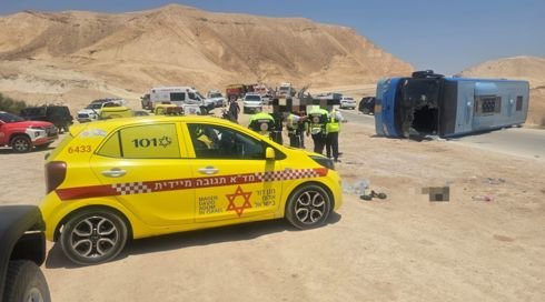 מיניבוס התהפך סמוך לצומת אלמוג במדבר יהודה, 10 נפצעו קל
