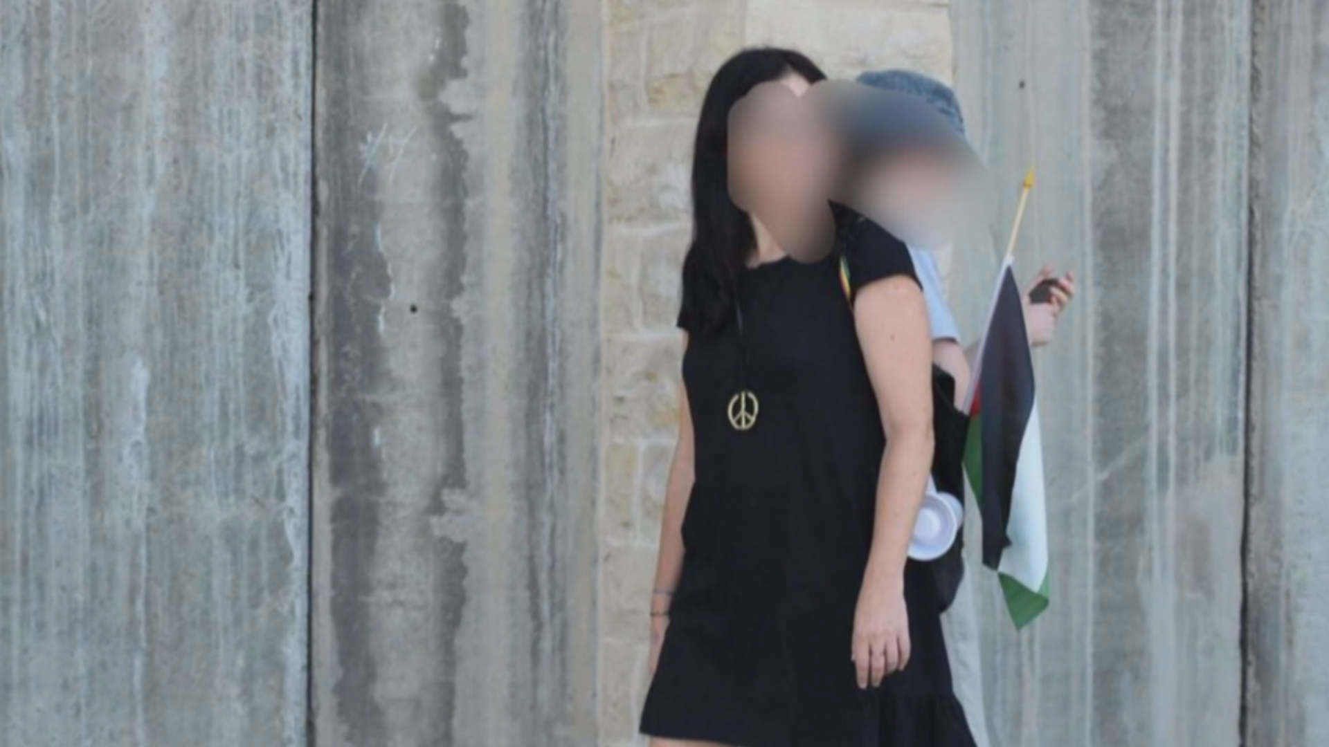 טלי מזרחי מצולמת עם דגל פלסטין