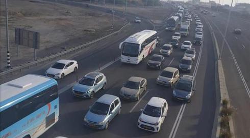 מחאת ענף ההסעות הפרטיות: אוטובוסים חוסמים את כביש 2 וכביש 4