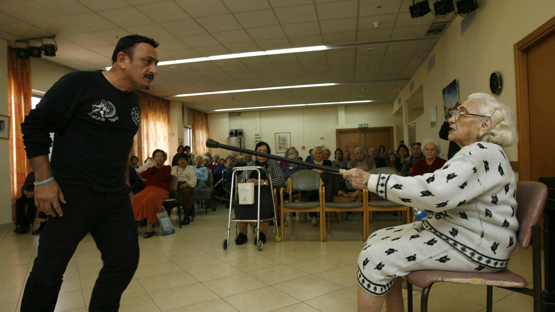 שיעור הגנה עצמית למבוגרים. למצולמים אין קשר לכתבה