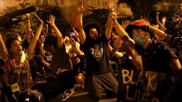 מחאות ג'ורג' פלויד: רבבות בני אדם צעדו בבירה בהפגנה הגדולה ביותר שנערכה עד כה, 07.06.20