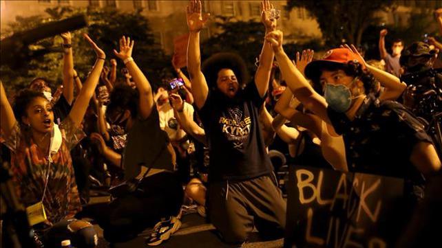 מחאות ג'ורג' פלויד: רבבות בני אדם צעדו בבירה בהפגנה הגדולה ביותר שנערכה עד כה, 07.06.20