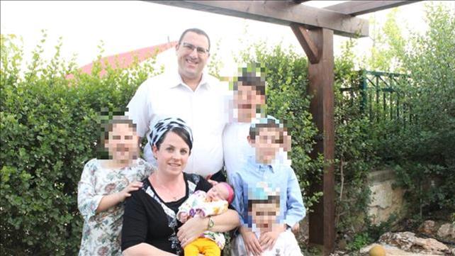 תאונת דרכים 443 משמאל ועם כיוון השעון, הבת לאה, האב אפרים הפצוע עומד, איתי הפצוע, עמיחי, הראל, נועם ז"ל בידיה של האם ציפי ז"ל.