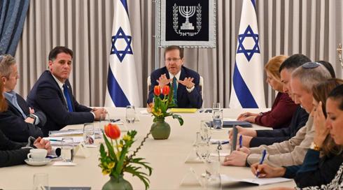 השיחות בבית הנשיא: צוותי המו"מ מתקרבים להסכמה על שני סעיפים