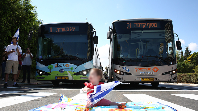 תינוקת חוסמת כביש מחאה הפגנה 11.7.23