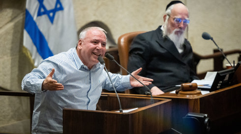 "אל תפני אליי יותר": השר אמסלם נגד ראש רשות החברות