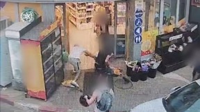 תיעוד תקיפה בחנות נוחות בקריית אונו
