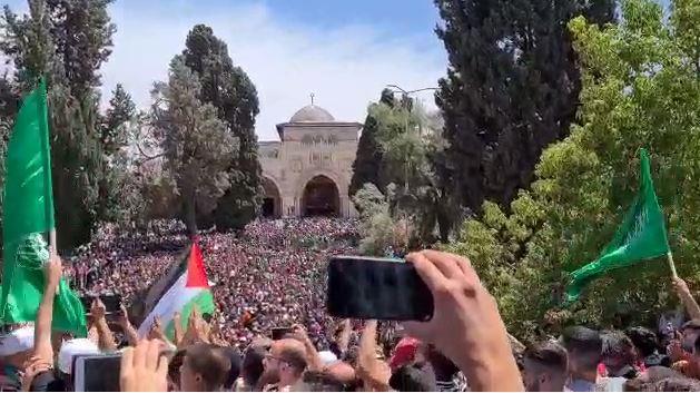 מתפללים מניפים דגלי חמאס במסגד אל אקצא, יום שישי אחרון של הרמדאן. 07.5.21