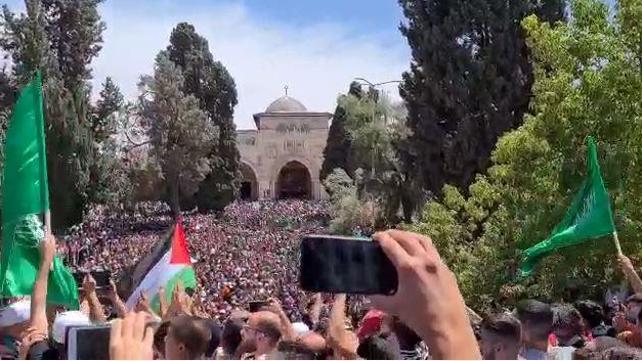 מתפללים מניפים דגלי חמאס במסגד אל אקצא, יום שישי אחרון של הרמדאן. 07.5.21