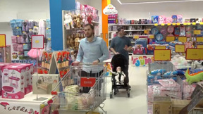 בילוי במרחב מוגן: הישראלים שנוהרים לחנויות הסטוק בגלל המלחמה