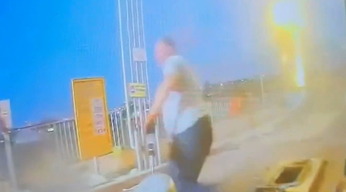 ניצל בעור שיניו: המשאית דהרה ופגעה בתחנת הדלק - והמתדלק ניצל