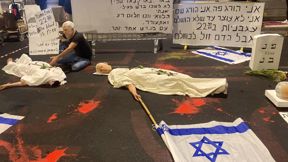 מיצג ובו קברים לנתניהו וראשו כרות בהפגנת חטופים בתל אביב