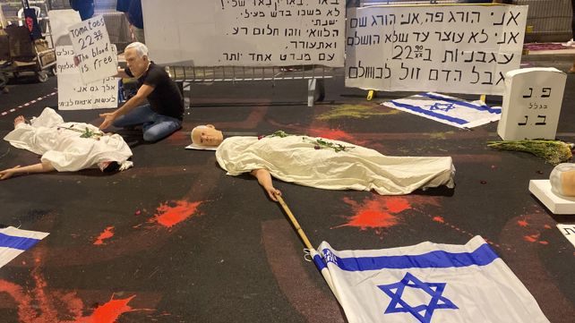 מיצג ובו קברים לנתניהו וראשו כרות בהפגנת חטופים בתל אביב