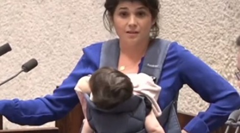 תיעוד: הח"כית עלתה לנאום עם בתה התינוקת - והורדה
