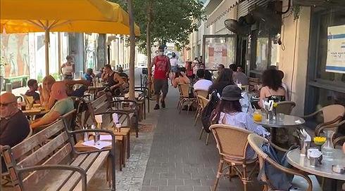 בעל עסק שנפתח: "לא ייקחו לי את הזכויות הבסיסיות, אספוג את הדוח" - בית קפה ביפו נפתח בניגוד להנחיות