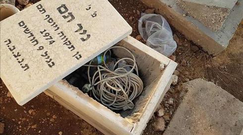 קברו של תינוק בראש העין נפתח - והפך למחסן