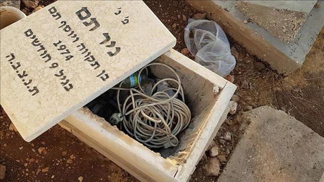 הקבר של ניר תם, מצבה, בית קברות 