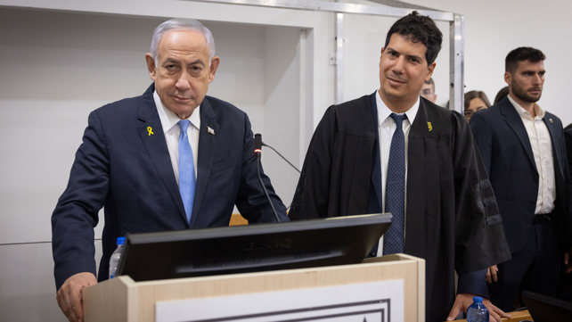 עדות נתניהו: בנימין נתניהו בבית המשפט לצד עורך דינו עמית חדד