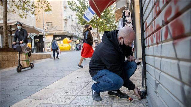 אדם פותח את החנות שלו. 21.02.21