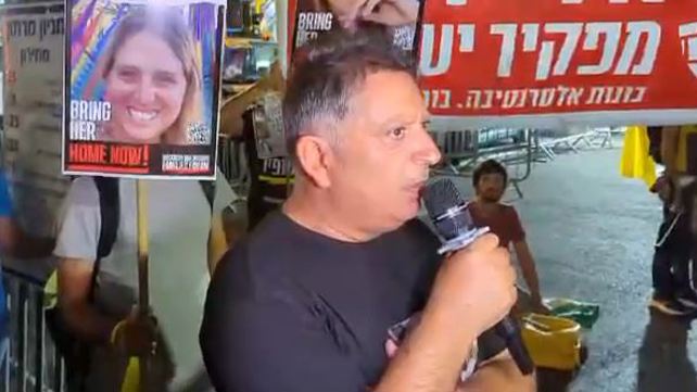 אלי אלבג הגיב לזריקת הביצים: