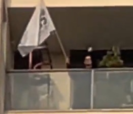 בן זוגו של יו"ר הכנסת אמיר אוחנה מניף אצבע משולשת