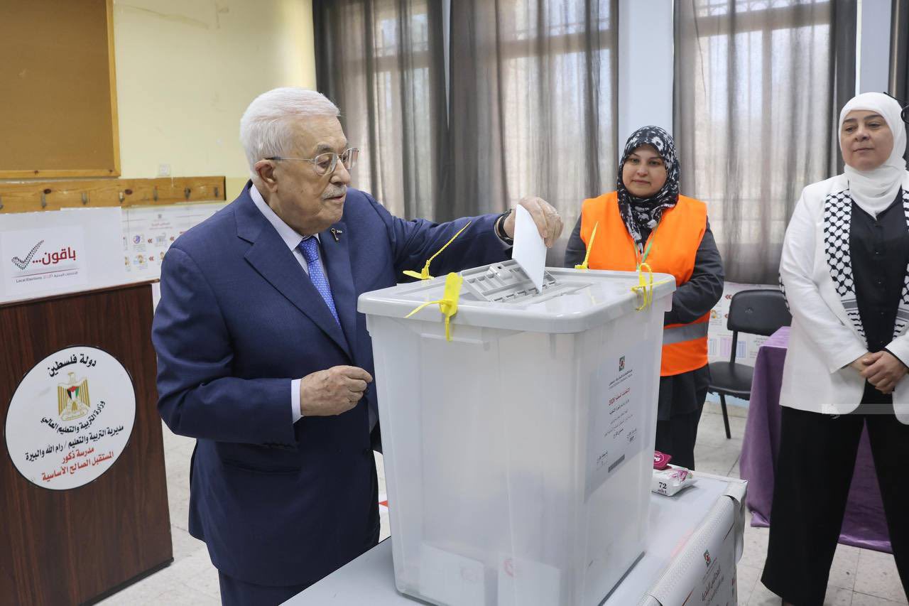 ראש הרשות הפלסטינית אבו מאזן מצביע בבחירות המקומיות 25.4.26