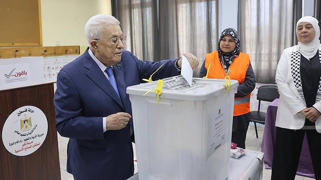ראש הרשות הפלסטינית אבו מאזן מצביע בבחירות המקומיות 25.4.26