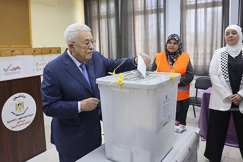 ראש הרשות הפלסטינית אבו מאזן מצביע בבחירות המקומיות 25.4.26