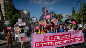 מפגינים למען שחרור החטופים מעזה מחוץ לבית ראש הממשלה בירושלים, אוגוסט 2025