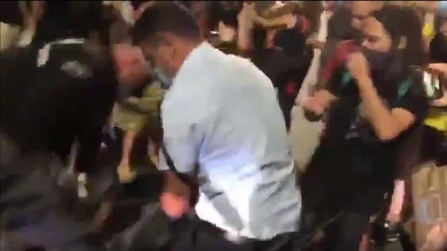 ניסו גואטה מכה מפגינים 22.08.20